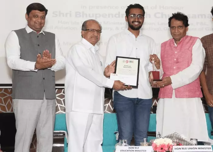 ‘GUSEC Si3 Award of Year by Shri Suresh Prabhu Minister of Industries Loksabha 2018 1